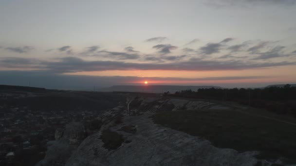 Vista da aldeia na planície perto das falésias. Atingido. Belo pôr do sol — Vídeo de Stock