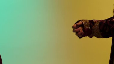 Doğu adam gizlice altın nugget bir parçası başka bir adamdan alıyor. ve onlar yumruk jest darbeleme, kavramı bir anlaşma yap. Hisse senedi. Adam başka bir adamın elinden altın cevheri alma parçası.