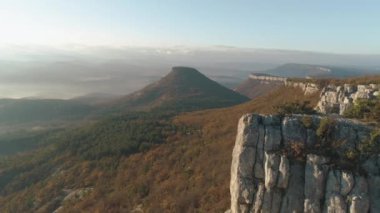 Bir dağ, dağ, bulutların üstünde uçurumun üzerinden görüntüleyin. Vurdu. Sonbahar dağ manzarası