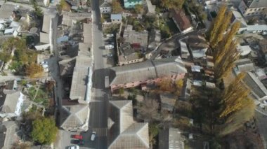 Şehir, evler ve yollar ağaçları ile hava görünümünü. Vurdu. Kentsel peyzaj