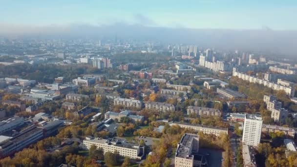 Letecký pohled na město a jeho infrastruktury v teplý slunečný den. Podzimní pohled. — Stock video