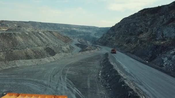 鉱石とヘビーボディ ダンプ トラック 2 台は、採石場では、道路に沿って移動します。重い装置. — ストック動画