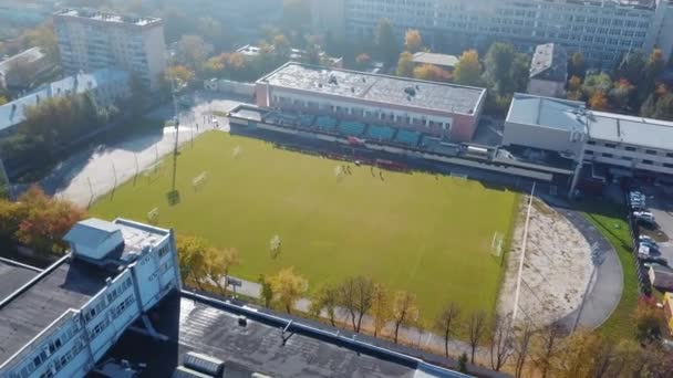 緑の芝生と小さなサッカー スタジアムの空撮 市の中央競技場 — ストック動画