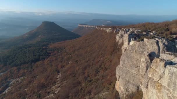 Krásná krajina lesů a skal v časných ranních hodinách. Střela. Letecký pohled — Stock video