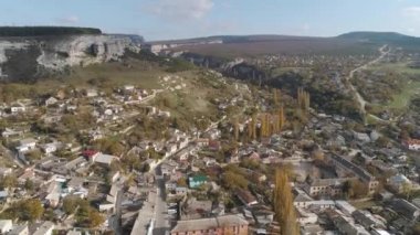 Uçuruma mavi gökyüzü karşı yakınlarında bir kasaba. Havadan görünümü