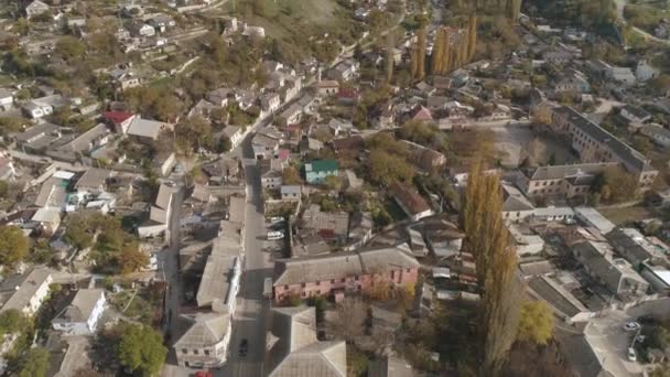 Şehir, evler ve yollar ağaçları ile hava görünümünü. Vurdu. Kentsel peyzaj — Stok video