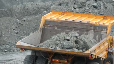 Bir taş ocağı rock cevheri madenciliği kamyonla. Yakın çekim geri görüntülemek.