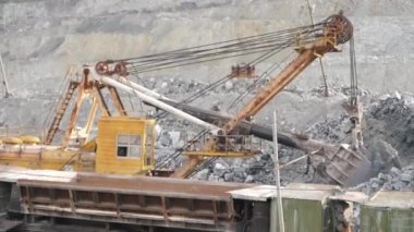 Yakın çekim Ekskavatör taş ocağı üzerinde çalışıyor. Madencilik ekipmanları.