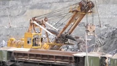 Yakın çekim Ekskavatör taş ocağı üzerinde çalışıyor. Madencilik ekipmanları.