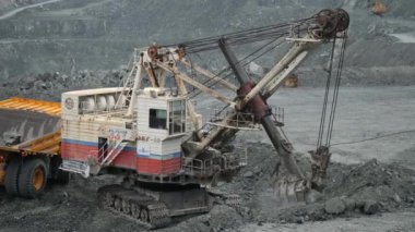 Madencilik ekskavatör bir taş ocağı cevher kadar scooping. Kireçtaşı madencilik, yakın çekim.