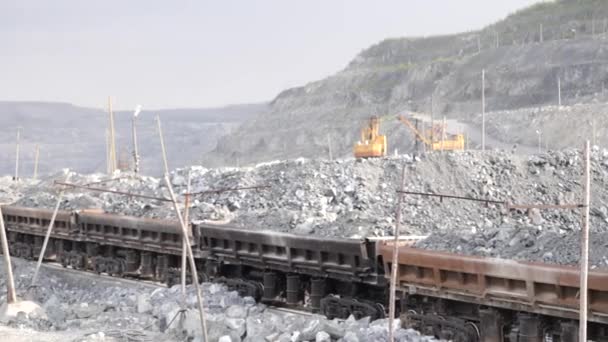 Primer plano del vagón ferroviario con minerales. Industria minera . — Vídeo de stock