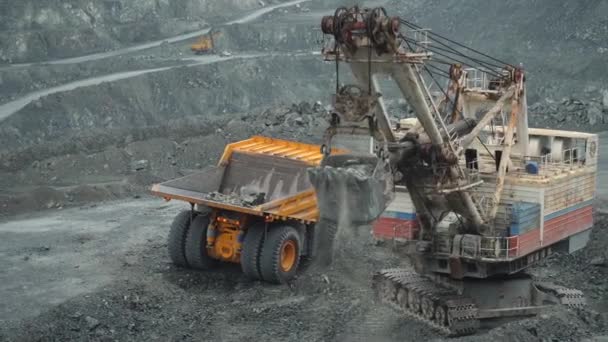 Madencilik ekskavatör bir taş ocağı cevher kadar scooping. Kireçtaşı madencilik, yakın çekim. — Stok video