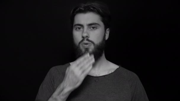 Detail zamyšlený mladíka s rukou bradu. Izolované na černém pozadí. — Stock video