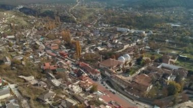 Üstten görünüm erken sonbaharda güzel şehrin. Vurdu. Kentsel peyzaj