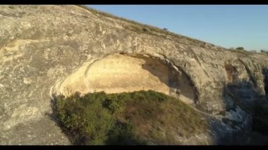 Büyük yuvarlak delik bir dağ yamacında. Vurdu. Jeolojik oluşum