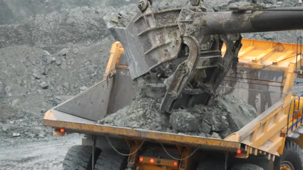 Primer plano de la excavadora cargando el vertedero con mineral en la cantera. Industria minera . — Vídeos de Stock