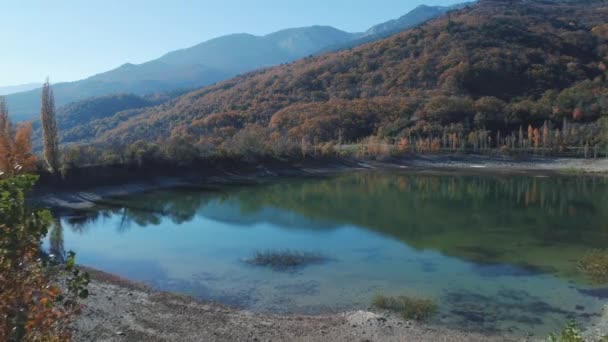 Malé jezero poblíž hory na podzim. Střela. Nádherné podzimní krajina — Stock video