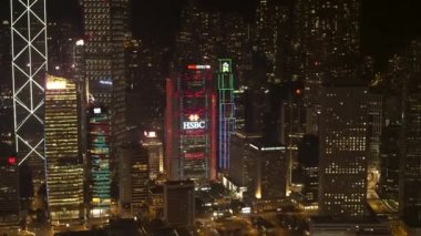 Hava güzel gece için iş bölgesinde gece şehir gökdelenlerin görüntüleyin. Hisse senedi. İş binalar ve gökdelenler ile parlak ışıkları gece şehir merkezi.