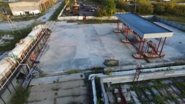 Petrol depolama depo ile havadan görünümü ile demiryolu ile taşınan yakıt tankları ayarlayın. Hisse senedi. Benzin tankları ve farklı yapıları ile sanayi bölgesi havadan görünümü.