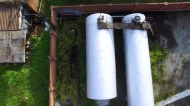 Üstten görünüm büyük gümüş su depoları, petrol rezervuar, yeşil çim zemin üzerine yağ deposu. Hisse senedi. Yakıt tankları sanayi bölgesi için hava üstten görünüm.