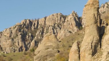 Hava dağ sırtı açık mavi gökyüzü güneşli sabah ağaçları ile için. Vurdu. Solmuş çim ve mavi gökyüzü arka plan üzerinde yeşil ağaçlar şaşırtıcı kayalıklarla.