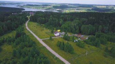 Ormandaki tek gören en iyi manzarası. Küçük. Şehir sakin ve huzur içinde ormanda yer uzak evden. Arka plan orman bölgesinde nehir kıyısında şehirdir