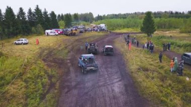 Moskova, Rusya - Eylül 2018: Yukarıdan off-road yarış. Küçük. SUV'lar kirli yarışlarda başlangıç yerlerini atın. Motor sporlarında sezonun olay