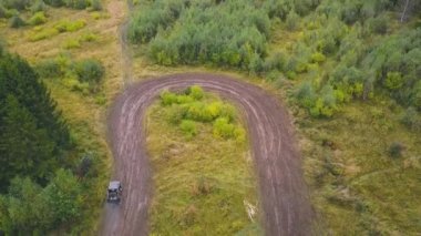 Üstten görünüm SUV. Küçük. Spor Suv keskin dönüş off-road kirli yolda açar. Orman alanında off-road yarış