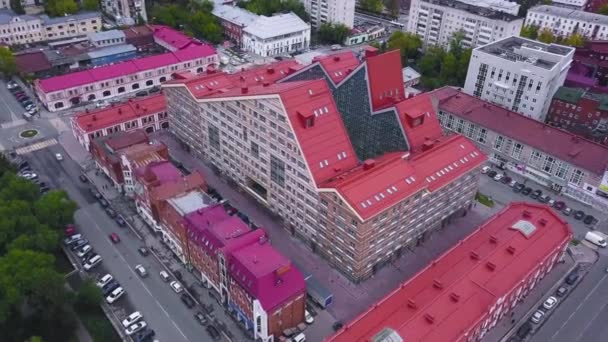 Pohled shora budova s červenou střechou. Klip. Komplex budov v evropském stylu s červenými střechami trojúhelníkové a moderní fasády. Městská architektura — Stock video