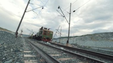 Dizel lokomotif ve demiryolu araçları cevheri ile dolu hareketli. Kireçtaşı madencilik taş ocağı.