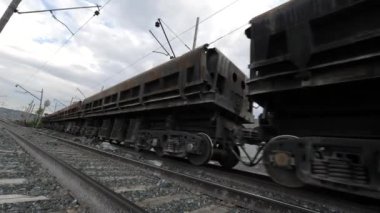 Yakın çekim tren araba hareket. Taş ocağı ve madencilik ekipmanları.