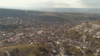 Kayalık tepenin nehir içinde belgili tanımlık geçmiş ile çevrili şehrin havadan görünümü. Vurdu. Yağmurlu sonbahar manzara