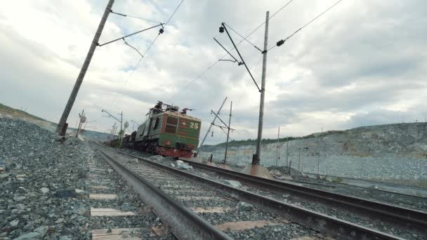 Déplacement de locomotives diesel et de wagons remplis de minerai. Carrière pour l'extraction de calcaire . — Video