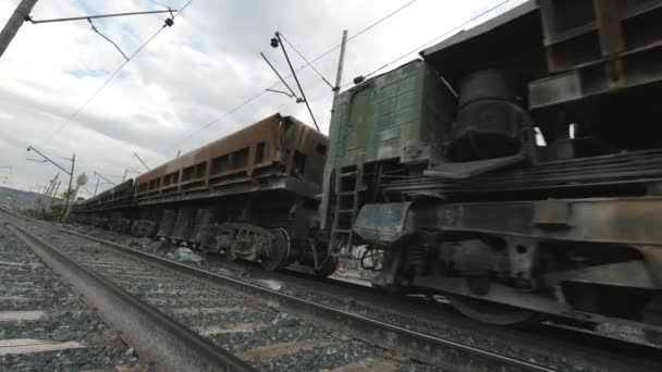 Γκρο πλαν του σιδηροδρομικού αυτοκίνητα κινούνται. Λατομείου και Εξοπλισμός εξόρυξης. — Αρχείο Βίντεο
