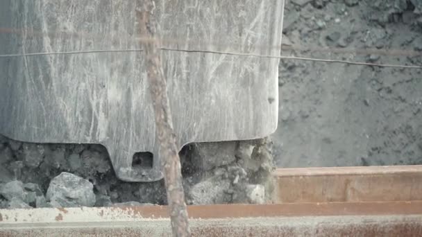 Primer plano del mineral de carga del cucharón de la excavadora en el camión volquete. Industria minera . — Vídeos de Stock