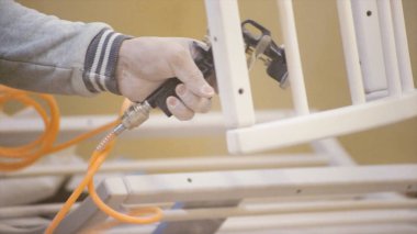 Yakın çekim bir marangoz atölyesini bir dosyada ahşap pencere çerçeve üzerinde çalışıyor. Hisse senedi. Profesyonel marangoz Lehçe ahşap tahta yüzey tarafından özel sünger. Manufacturer.Hands marangoz vardır