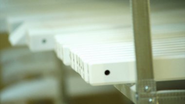 Yakın çekim bir marangoz atölyesini bir dosyada ahşap pencere çerçeve üzerinde çalışıyor. Hisse senedi. Profesyonel marangoz Lehçe ahşap tahta yüzey tarafından özel sünger. Manufacturer.Hands marangoz vardır