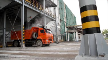 Taşımacılık - depodaki iki kırmızı kamyon. Depolama ve nakliye terminal. Endüstriyel dikey arka plan. Terminal kamyon yükleme, lojistik. Ulaşım - kamyonette yük