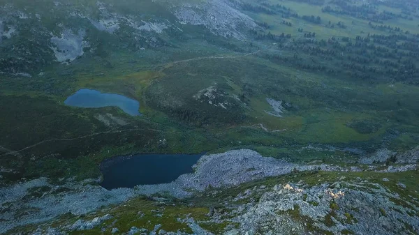 Letecký pohled na vrchol hory s pozadím jezero. Úžasné hory krajina s rybníky — Stock fotografie