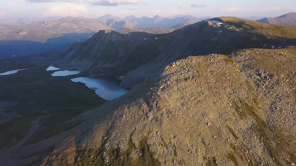 Letecký pohled na vrchol hory s pozadím jezero. Úžasné hory krajina s rybníky — Stock fotografie