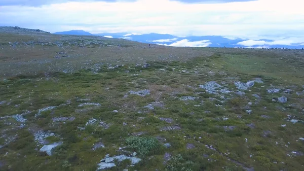 Nézd a felhők, a magas hegyi hegyi panoráma felett a felhők Drone repülni a felhők felett elborul hegyek, a nyári időszakban a légi felvétel a köd fölött. Repülés a hegyek, mint a madár a felhőn keresztül. — Stock Fotó