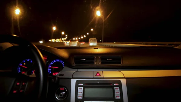 Voiture conduisant la nuit. Voiture de conduite dans la ville vue de l'intérieur. Timelapse de la conduite la nuit avec caméra en voiture — Photo
