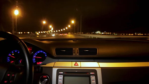 Carro a conduzir à noite. Carro de condução na vista da cidade a partir do interior. Timelapse de condução à noite com câmera no carro — Fotografia de Stock