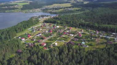 Üstten görünüm kıyı kenti. Küçük. Yazlık köyde orman alanı barış ve huzur cenneti gibi. Geniş nehir kıyısında bulunan köy Panoraması