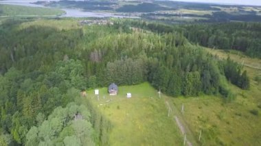 Üstten görünüm yazlık orman içinde. Küçük. Yaz aylarında göl köy güzel manzara. Tek ev dinlenme ve yalnızlık orman içinde yer. Şehir dinlenmek
