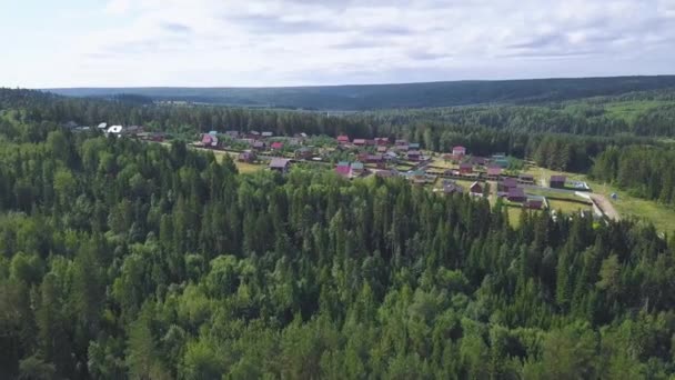 Vista superior da bela aldeia rural na floresta. Clipe. Viver em solidão com a natureza na floresta. Pequena aldeia com casas de campo para férias de verão — Vídeo de Stock