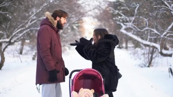 Família casal no parque de inverno com bebê discutindo sobre algo. Relações conjugais . — Vídeo de Stock