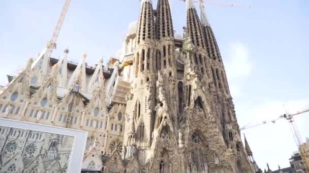 Spanje - Barcelona, 12 augustus 2018: Bottom-up uitzicht op prachtige kathedraal in gotische stijl over blauwe hemelachtergrond. Voorraad. Prachtige gevel van gotische kerk in een zonnige dag, het platform concept. — Stockvideo