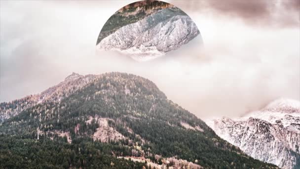 Abstrakte Berge mit grünem Wald und Schnee bedeckt, großer Kreis mit dem Spiegelbild der Landschaft auf dem Kopf. Berglandschaft und ein Kreis mit Bergreflexion, Natur und Geometriekonzept. — Stockvideo