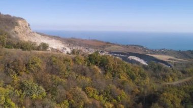 Üstten görünüm madenciliği Güz. Vurdu. Sonbahar Orman ve uzak deniz arka plan üzerinde dağlarda taş ocağı incelemesi için kazdık